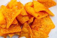 从高视角看，带有可见香料的调味玉米片非常适合小吃爱好者
