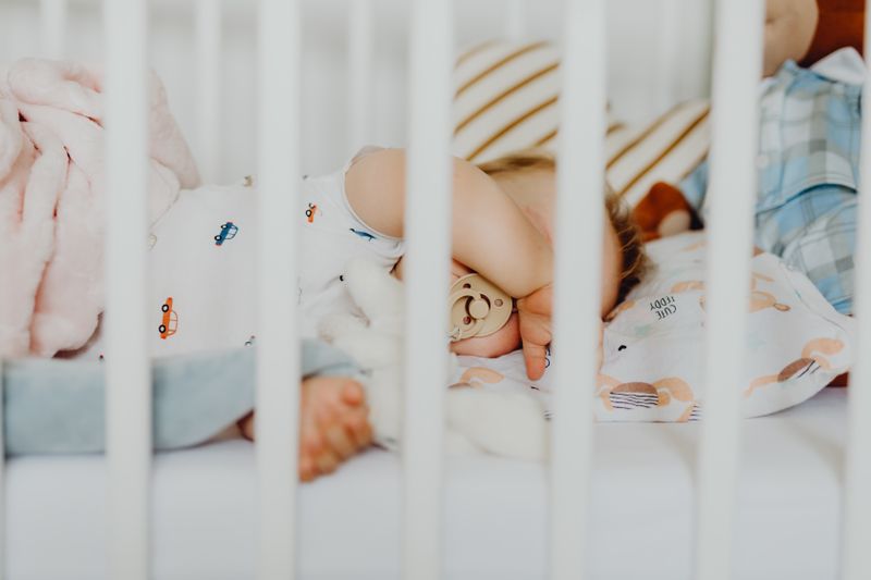 Bebé durmiendo plácidamente en su cuna