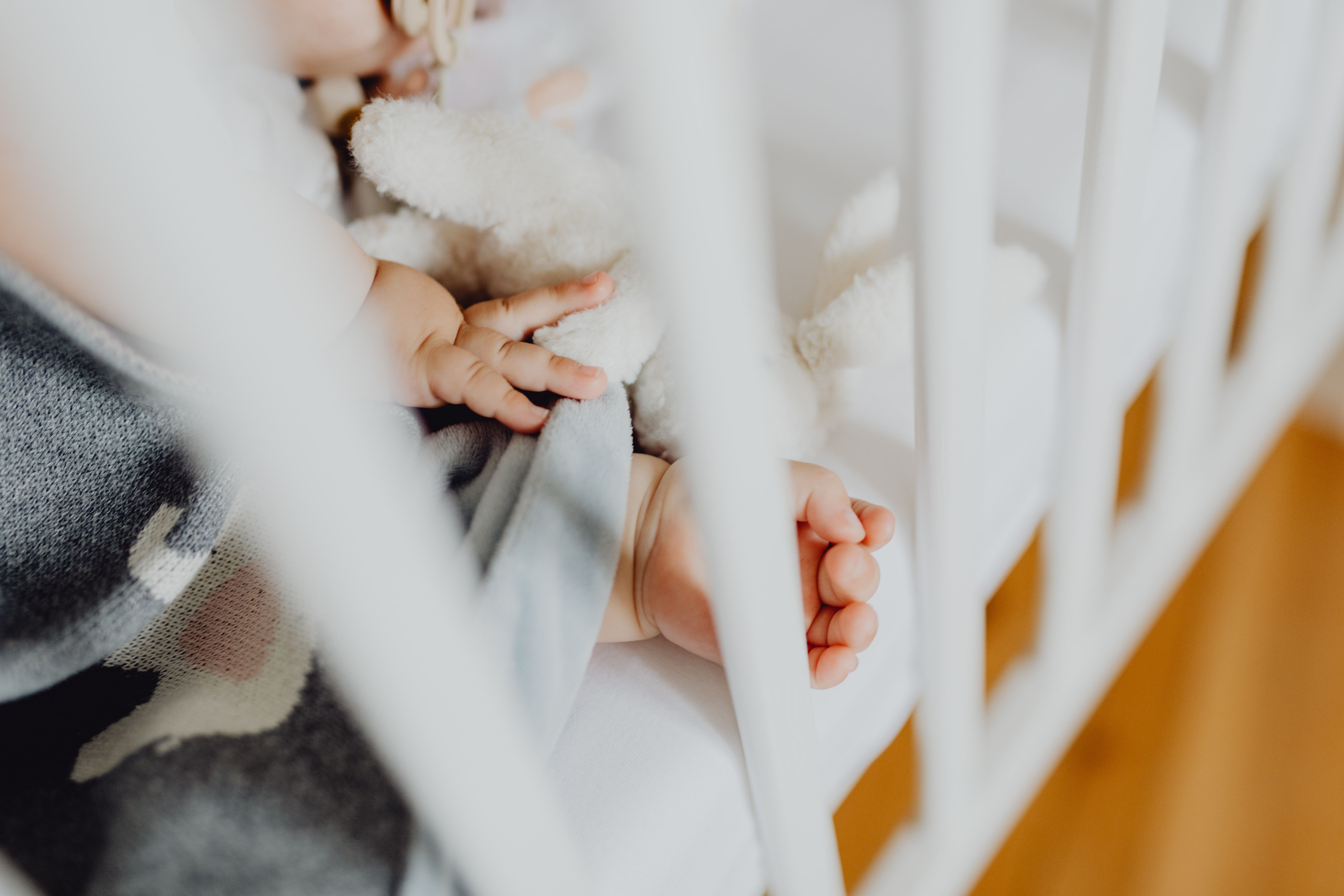 Bébé dort bien à la crèche mais pas à la maison : pourquoi ?