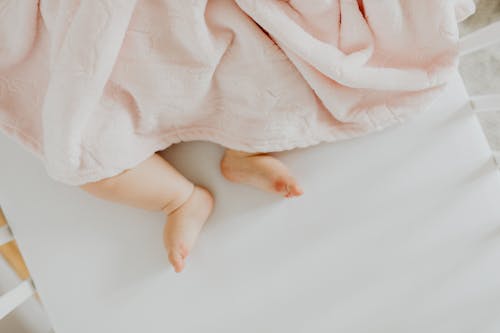 Bayi Berbaring Di Atas Tekstil Putih