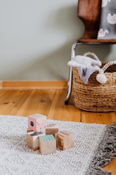 托儿所的一个宁静角落，摆放着木制玩具和编织篮