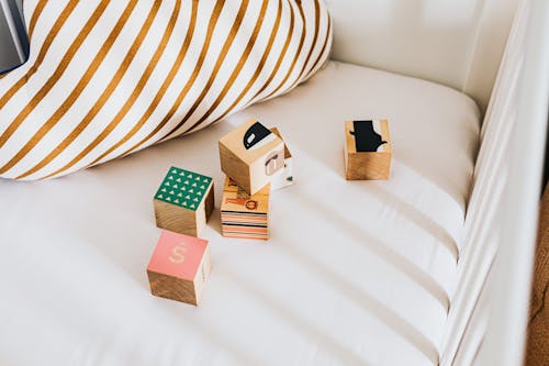 Gratis stockfoto met bed, bouw blokken, houten blokken Stockfoto