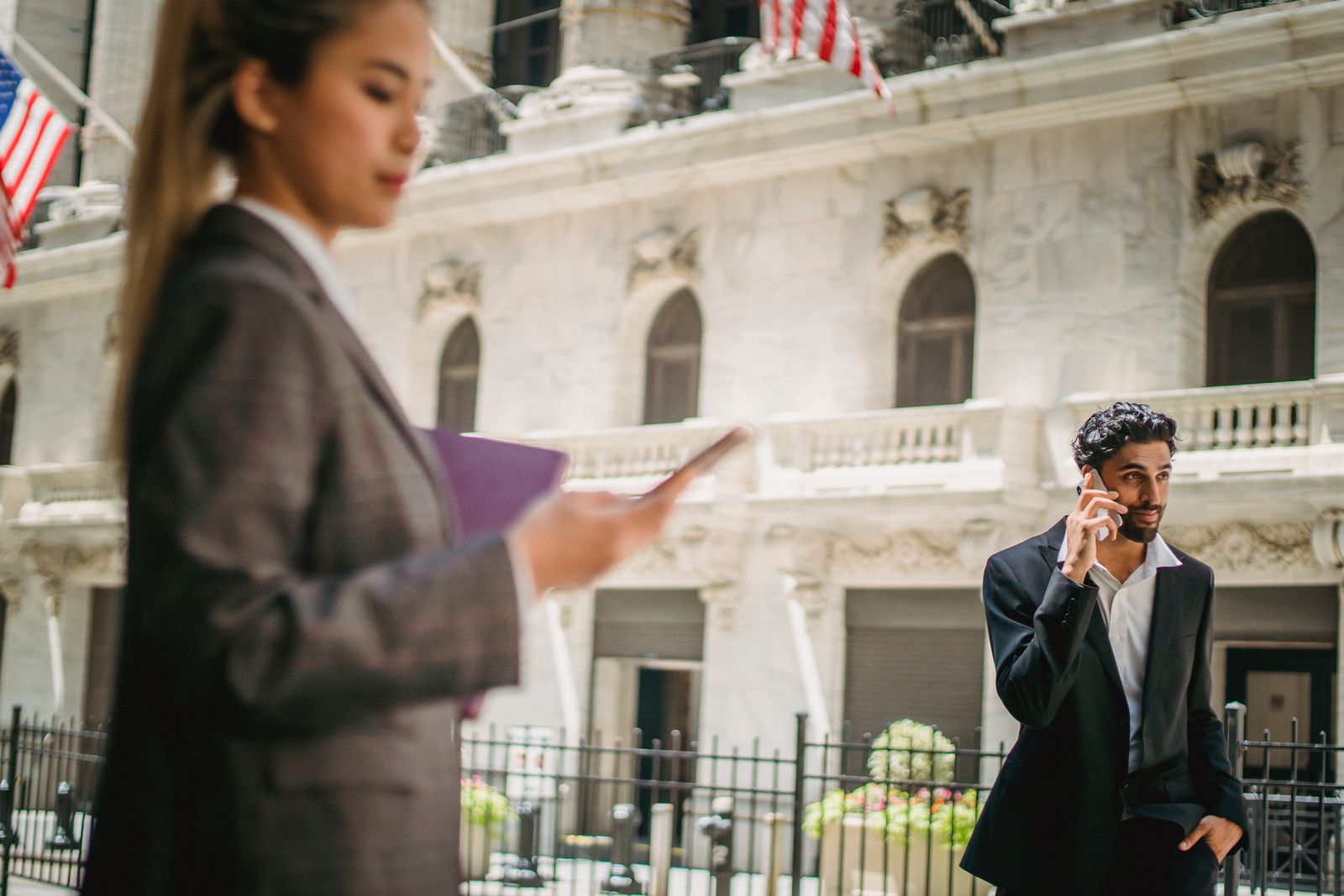 Profissionais com smartphones diante de edifício corporativo para decisão de renovação ou migração