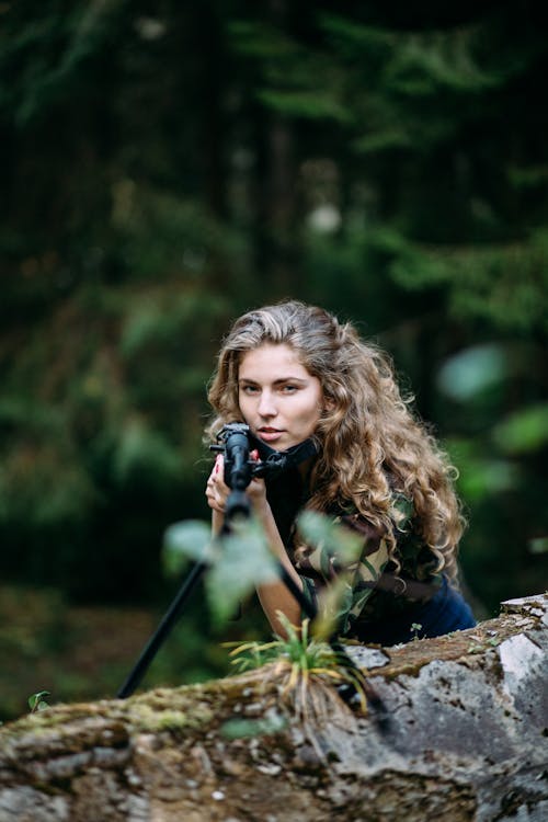 Základová fotografie zdarma na téma dlouhé vlasy, držení, kámen