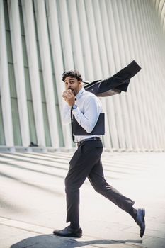 一位穿着现代企业服装的商人正在户外跑步