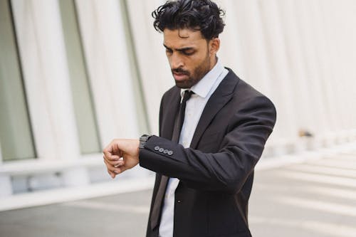 Free 
A Bearded Man in a Corporate Attire Looking at His Watch Stock Photo