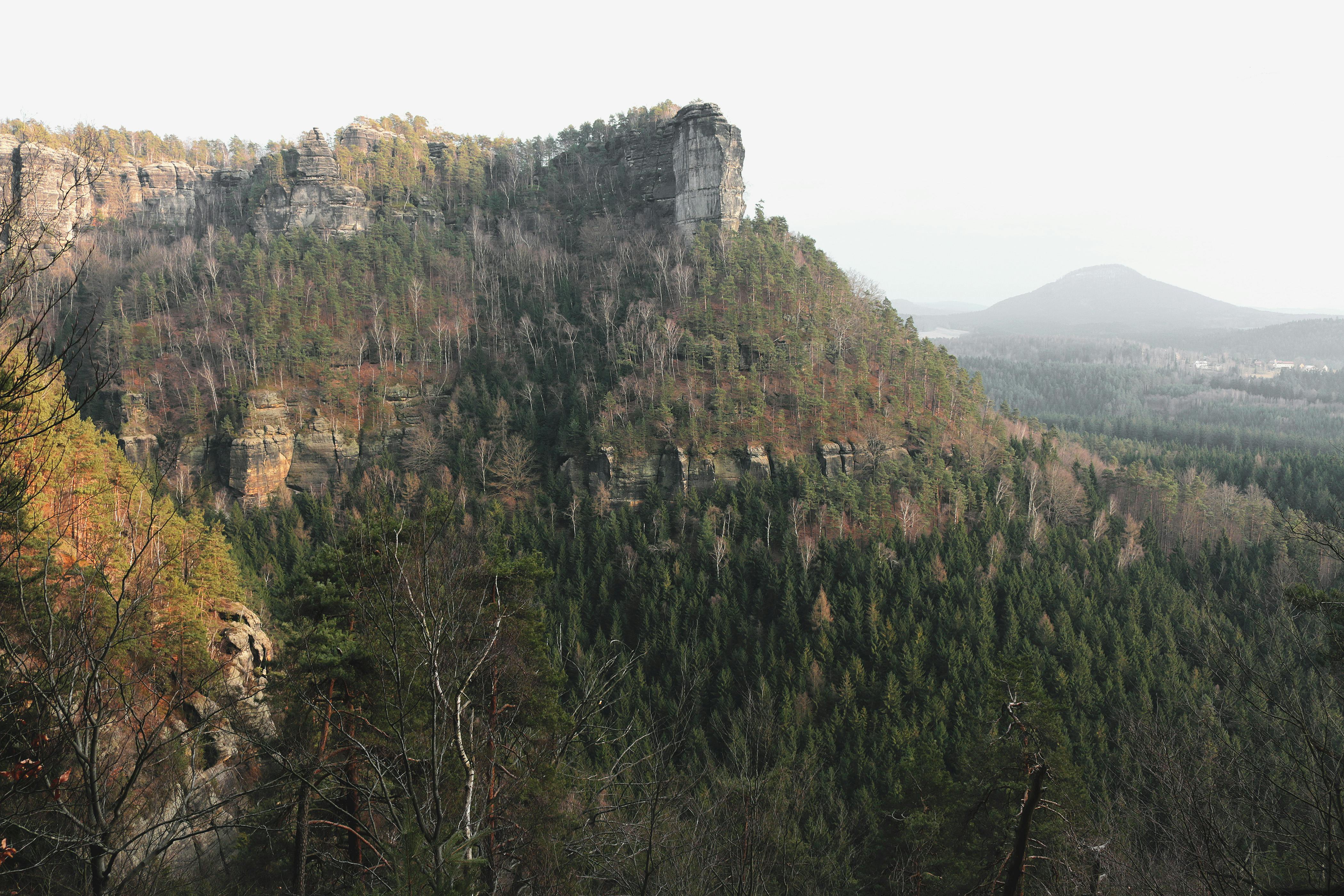 白天，森林覆盖的山峰悬崖景色优美