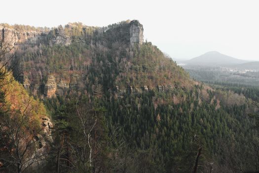 白天，森林覆盖的山峰悬崖景色优美