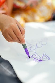 白纸上用紫色记号笔绘制草图的特写镜头，凸显了创造力