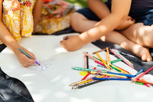 Gratis stockfoto met kids, kleurpotloden, opschrijven