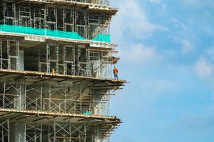 Ouvrier sur un chantier de gros œuvre