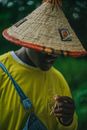 一名喜怒无常的男子，戴着草帽，穿着黄色上衣的肖像