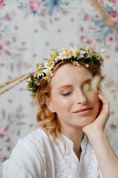 戴着洋菊花环的女人特写，散发着宁静而传统的氛围