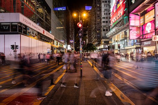 长期置身于香港市中心的繁华夜生活，捕捉这座城市的活力与充满动感的都市脉搏