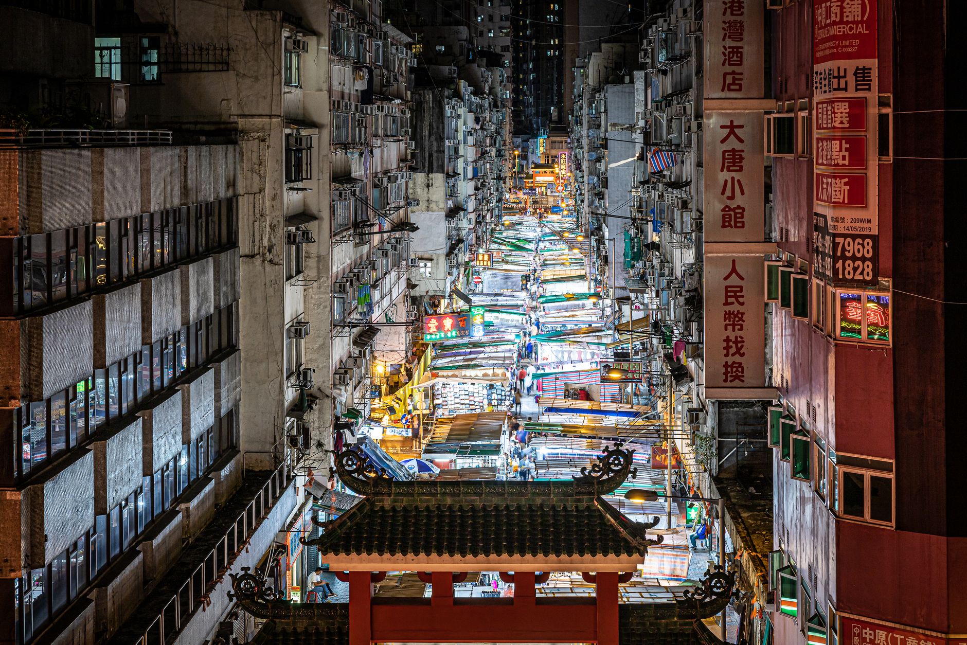Temple Street Night Market Hong Kong: Surga Belanja Malam yang Wajib Didatangi Wisatawan Indonesia!
