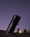 拉斯维加斯附近，星空下倾斜公交车艺术装置的夜视图