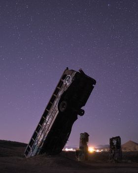 拉斯维加斯附近，星空下倾斜公交车艺术装置的夜视图