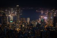 俯瞰香港，令人惊叹的摩天大楼与充满活力的城市夜景尽收眼底