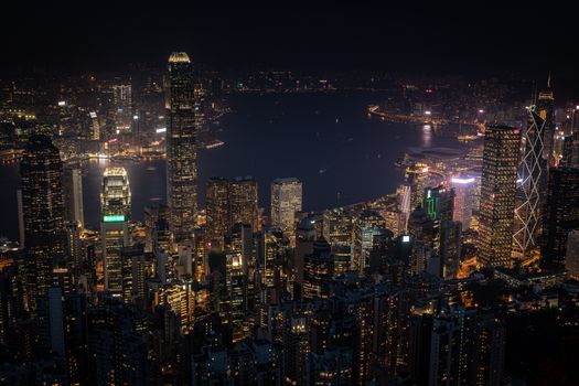 俯瞰香港，令人惊叹的摩天大楼与充满活力的城市夜景尽收眼底