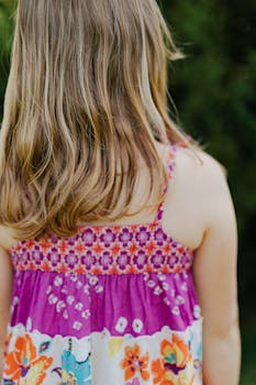 孩子身着花卉夏装亮相户外，展现活力时尚