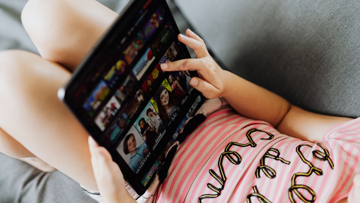 タブレットで動画を見る様子(イメージ)