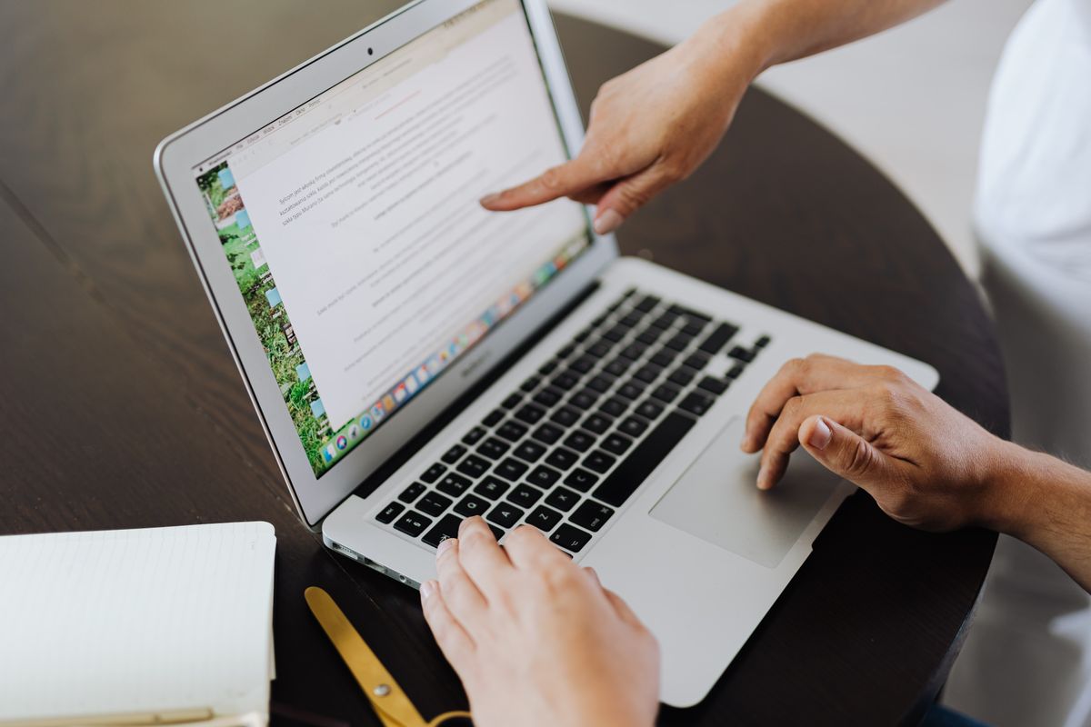 Personne travaillant sur un ordinateur portable pour concevoir un contenu de formation