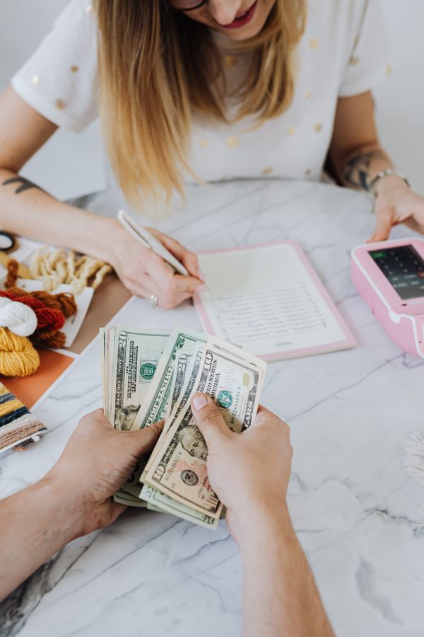 Familia gestionando finanzas