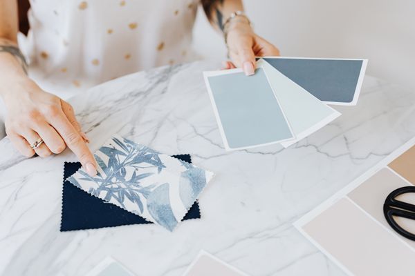 Colour and fabric swatches on a marble desk, by Kaboompics on Pexels