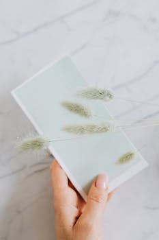 大理石背景上，花卉以优雅的极简主义方式排列，展现了创造力和简约性