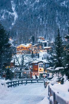 冬日黄昏，雪山村庄田园诗般，灯光舒适