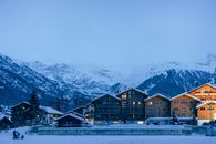 黄昏时分，雪山环抱的高山村庄田园诗般宁静，展现出一派冬日风光