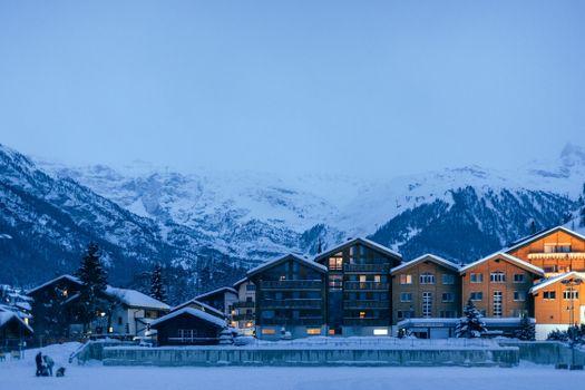 黄昏时分，雪山环抱的高山村庄田园诗般宁静，展现出一派冬日风光