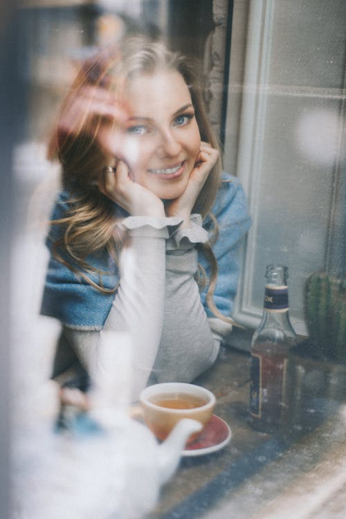 Vrouw In Het Blauwe Glimlachen Van Het Denimjasje