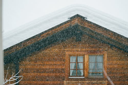 Bruin Bakstenen Gebouw Onder Witte Hemel