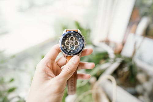 Persoon Met Zwart En Oranje Chronograaf Horloge