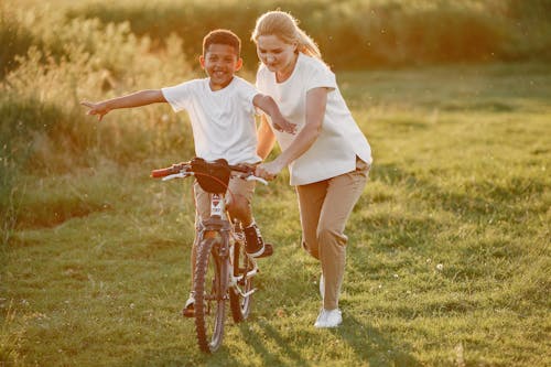 Immagine gratuita di bambino, bicicletta, campo