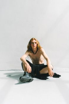 时尚工作室拍摄的中性模特，展现个性与时尚前沿