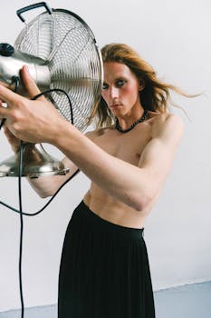 一名赤裸上身、穿着裙子的人与粉丝合影，探讨身份与风格