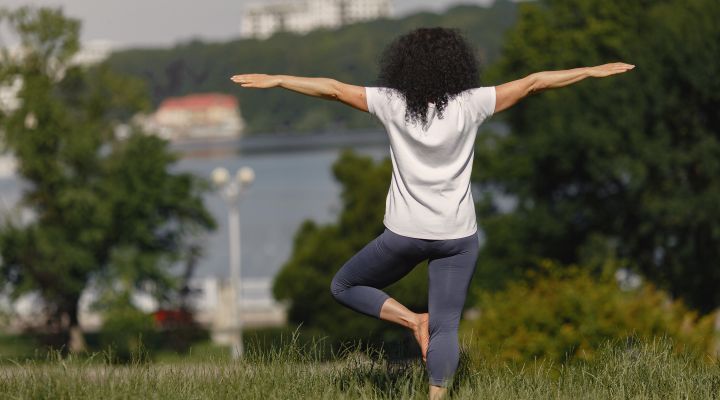 Yoga en plein air en été 2026 : pratiquer dehors pour une progression différente