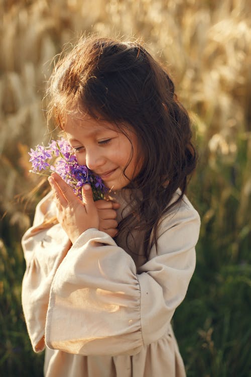 Безкоштовне стокове фото: брюнетка, впритул, дитина, дитинство, дівчина, квіти, милий, обійми, портрет, посмішка, сукня