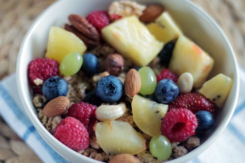 Cereais De Frutas Em Tigela De Cerâmica Branca