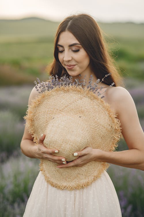 Mujer, En, Vestido Rojo, Acostado, En, Pasto Verde · Foto de stock gratuita Mujer, En, Vestido Rojo, Acostado, En, Pasto Verde · Foto de stock gratuita