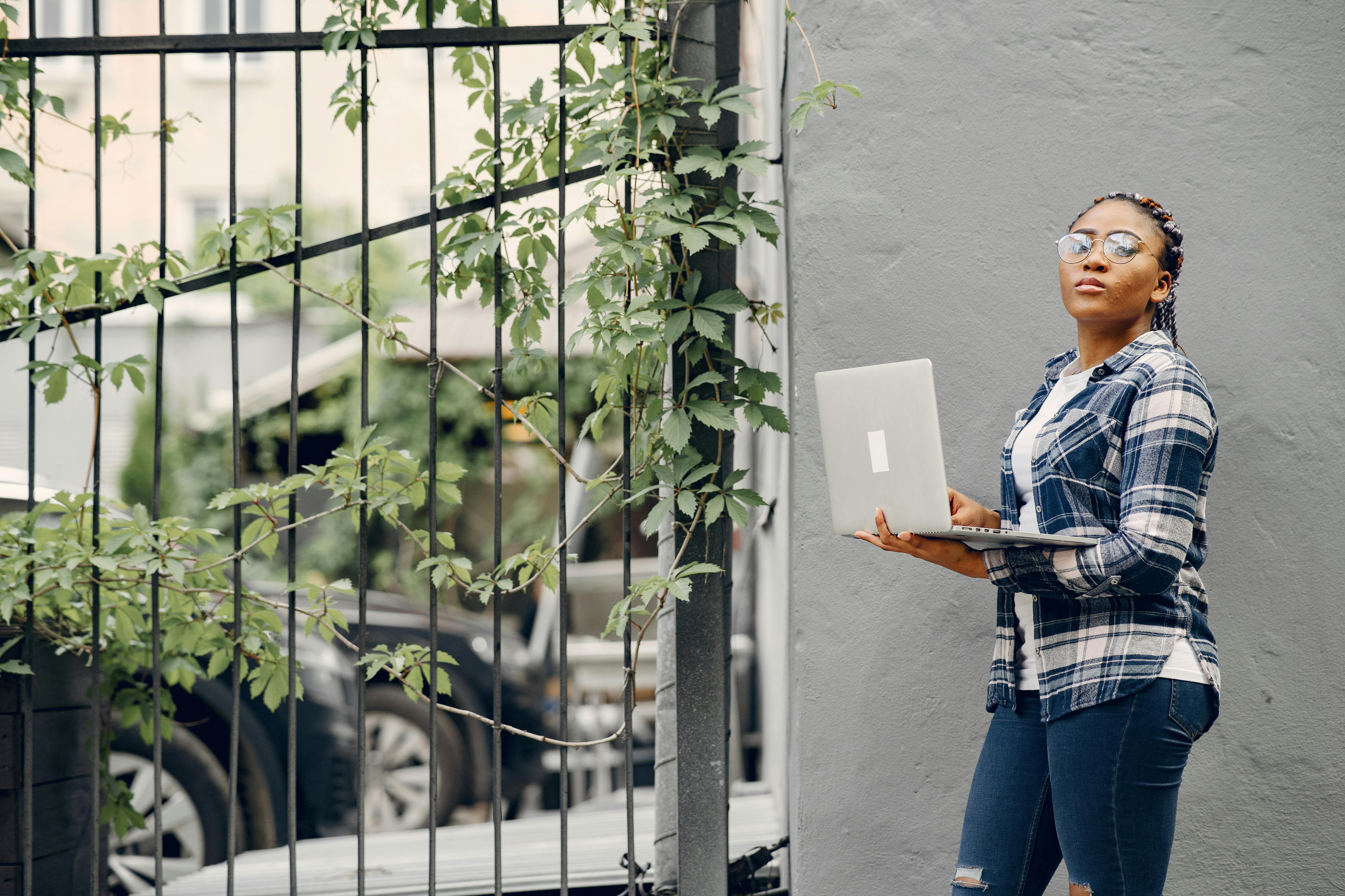 The 5 Best Side Hustles For Women — Photo by Gustavo Fring on Pexels