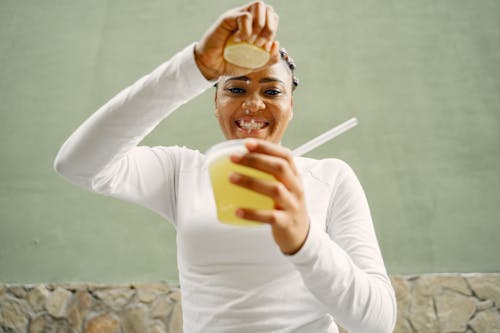 Bezpłatne Darmowe zdjęcie z galerii z african american kobieta, białe długie rękawy, cytryna Zdjęcie z galerii