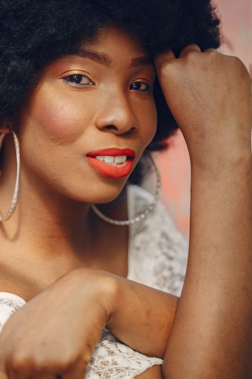 Free Close-up portrait of a beautiful woman with afro hair and red lips, showcasing style and confidence. Stock Photo