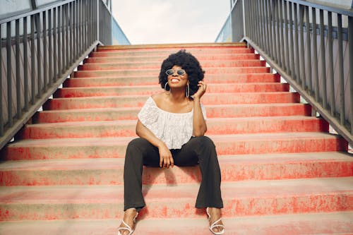 Foto profissional grátis de afro, alegre, blusa