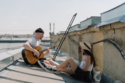 Gri Beton Merdivenlerde Oturan Akustik Gitar çalan Siyah Kolsuz Bluz Kadın