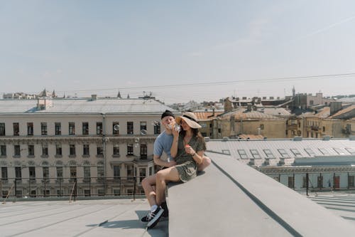 Vrouw In Zwart Wit Geruite Overhemd En Blauwe Denim Jeans Zittend Op Grijze Betonnen Bankje