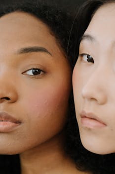 两名女性的特写肖像展现了多元化的美丽和自然的肌肤