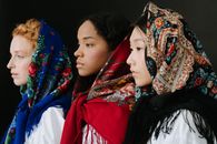 三名女性身披传统花卉披肩，展示了文化多样性